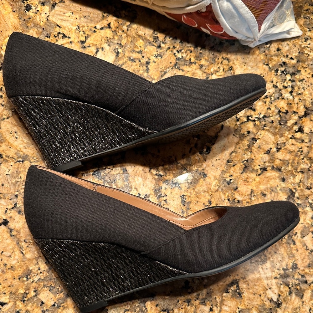 AEROSOLES Black Women's Heels - Picture 3 of 4